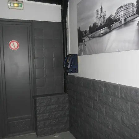 فندق Hipotel Montmartre Gare Du Nord 2*